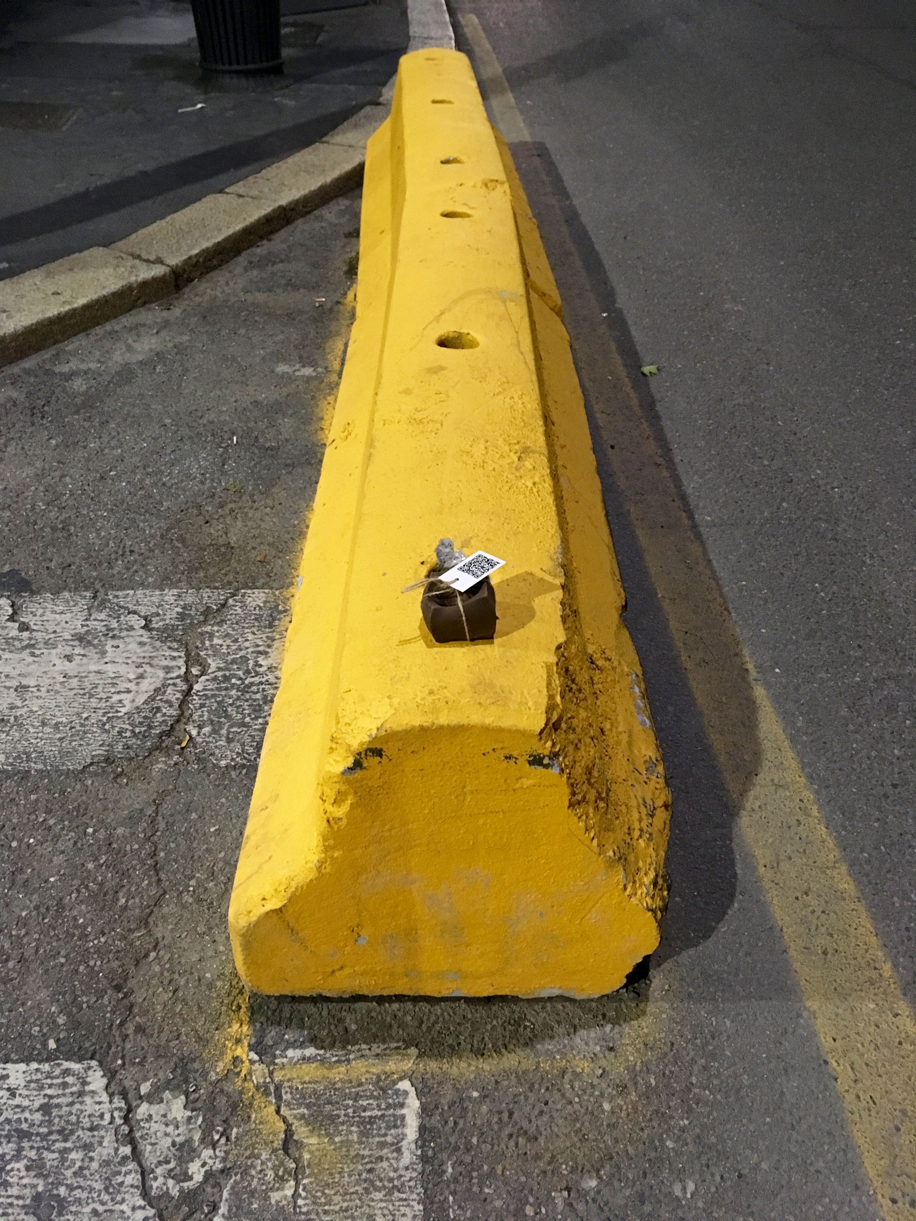 Dono, 2019, terracotta, impronte, spago, QR Code