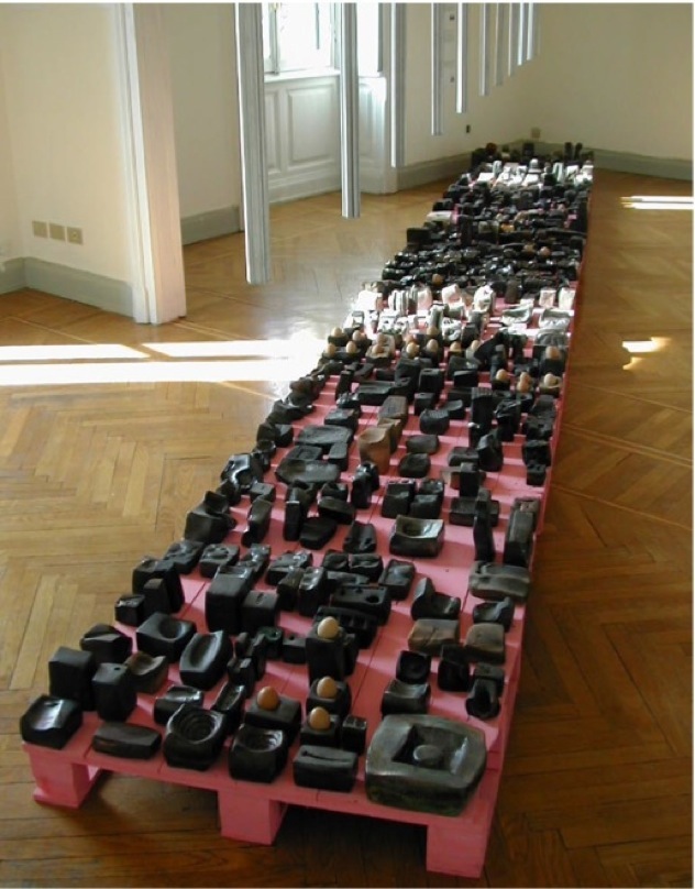 diario, 44 anni, giorni, ore, 2002, Milano, abitazione privata 606 impronte in ceramica raku, 44 uova, una mela